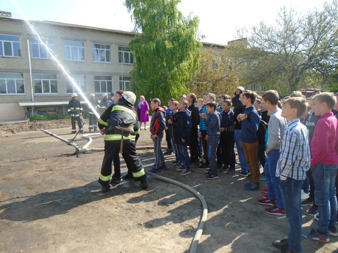 У Верхньому Рогачику рятувальники та школярі відпрацювали порядок дій на випадок пожежі